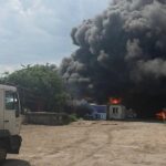Наслідки удару по цивільному підприємству в Одесі, масштабна пожежа господарської техніки та пошкоджена газова магістраль