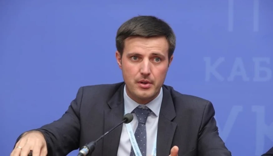 Вантажне судно на рейді українського морського порту