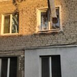 Пошкоджені двоповерхові багатоквартирні будинки у селищі Шевченкове після ракетного удару