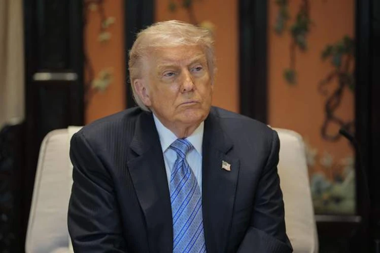 Дональд Трамп на борту президентського літака під час спілкування з журналістами