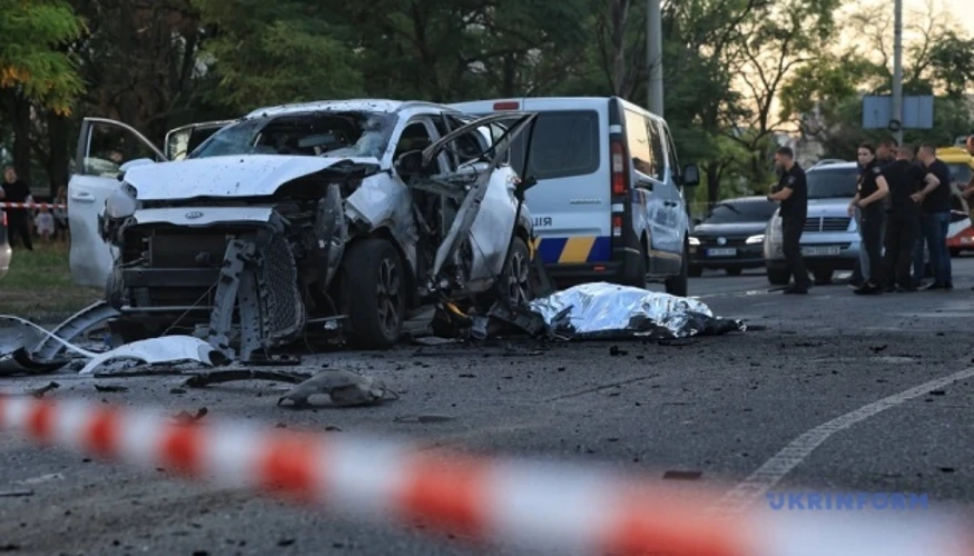 Робота слідчих та вибухотехніків на місці вибуху авто на проспекті Небесної Сотні в Одесі