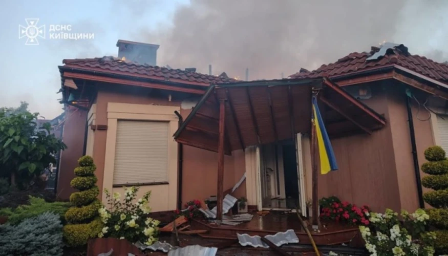 Пошкоджений житловий будинок у селі Чайки Бучанського району Київської області після удару