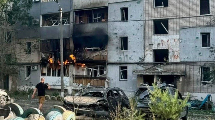Пошкоджена багатоповерхівка в Павлограді після удару 30 липня