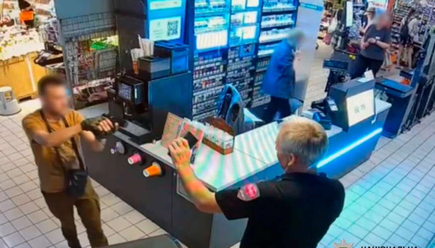 35-річний киянин у нетверезому стані з пневматичним пістолетом у супермаркеті (фото Нацполіції)