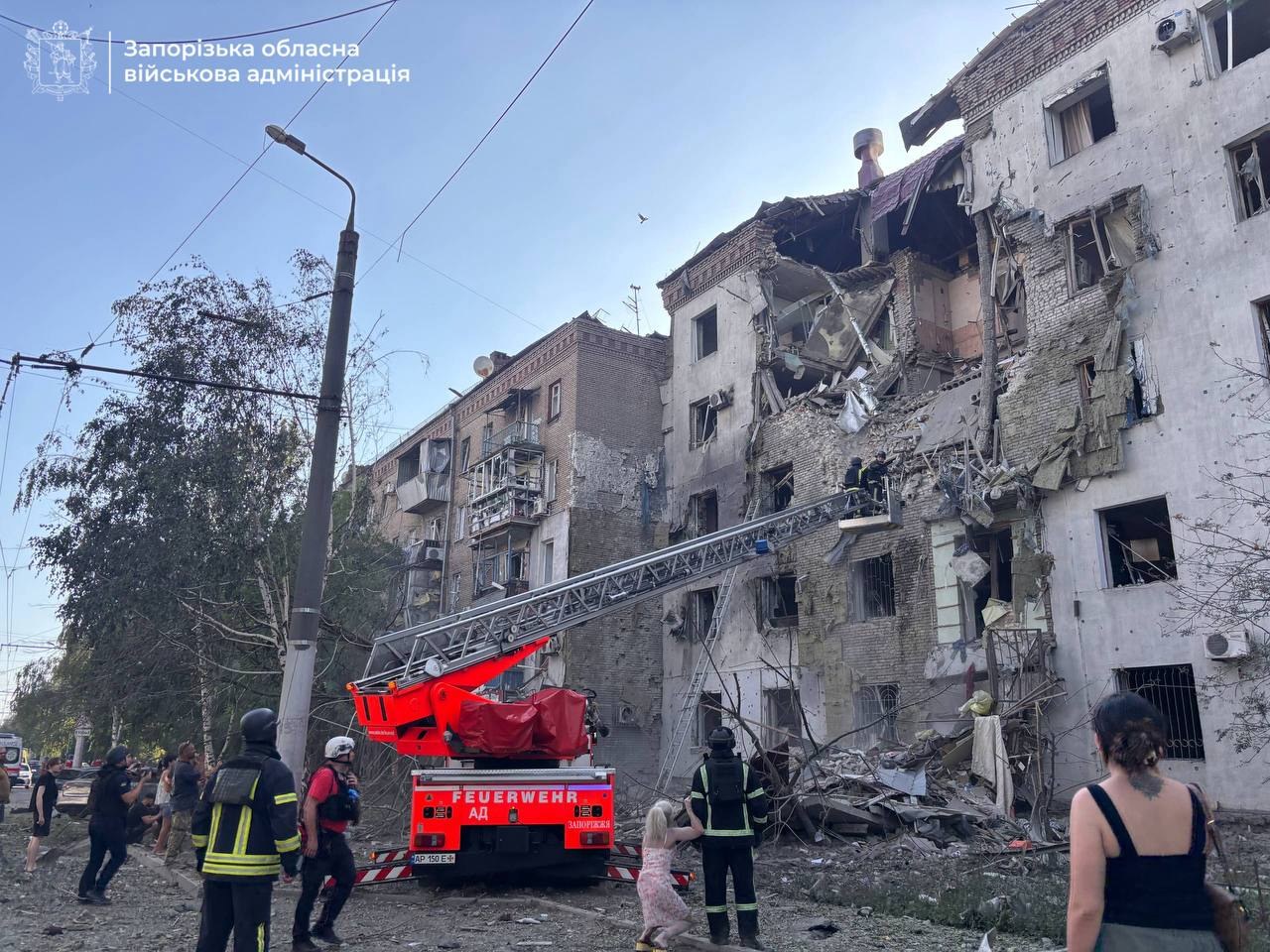 Зруйновані два поверхи п'ятиповерхового будинку та пошкоджена дев'ятиповерхівка у житловому кварталі Запоріжжя після удару