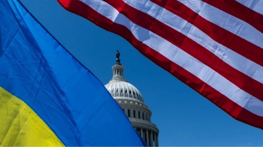 Дональд Трамп на тлі архівного фото (символіка співпраці США та України у сфері розвідки)
