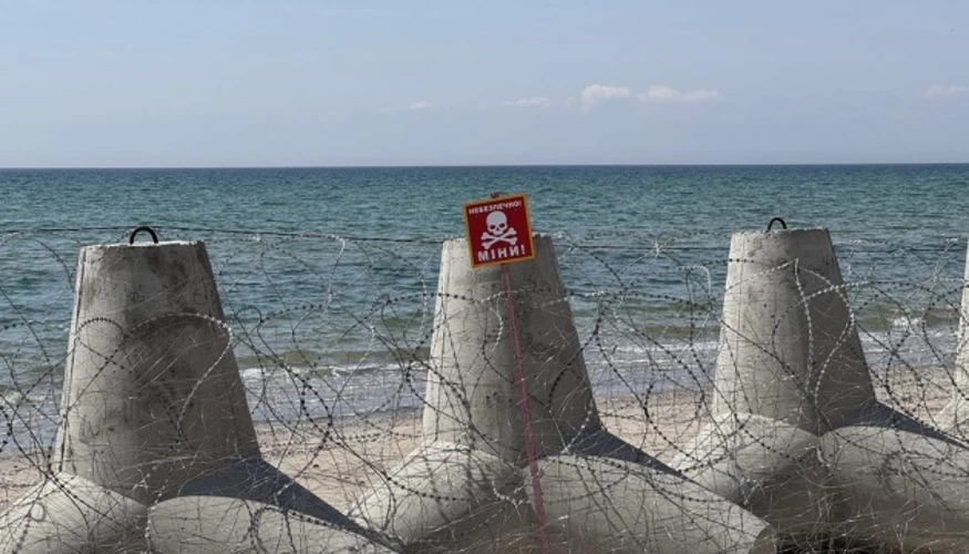Узбережжя Чорного моря в селі Коблеве Миколаївської області з попереджувальними знаками про мінну небезпеку