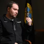 Кирило Буданов під час інтерв'ю у студії телемарафону