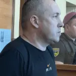 Будинок родини Станіслава Лучанова в селі Калинівка Київської області після пожежі поряд із символікою 155-ї ОМБр
