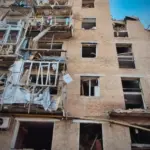 Зруйнована п'ятиповерхівка в Прилуках на місці ракетного удару, рятувальні роботи