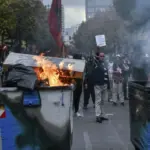 Демонстранти кидають снаряди й коктейлі Молотова в поліцейських біля урядових будівель у Тирані